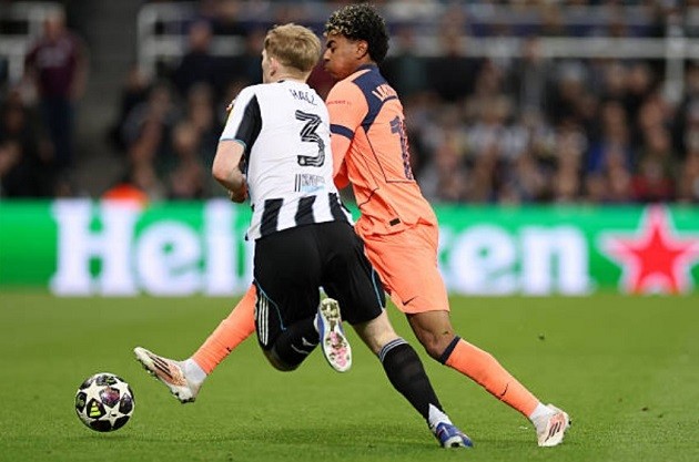 Hall - (6.9): Màn trình diễn ấn tượng, kỹ thuật tốt, điềm tĩnh và phòng ngự xuất sắc trước Lamine Yamal.