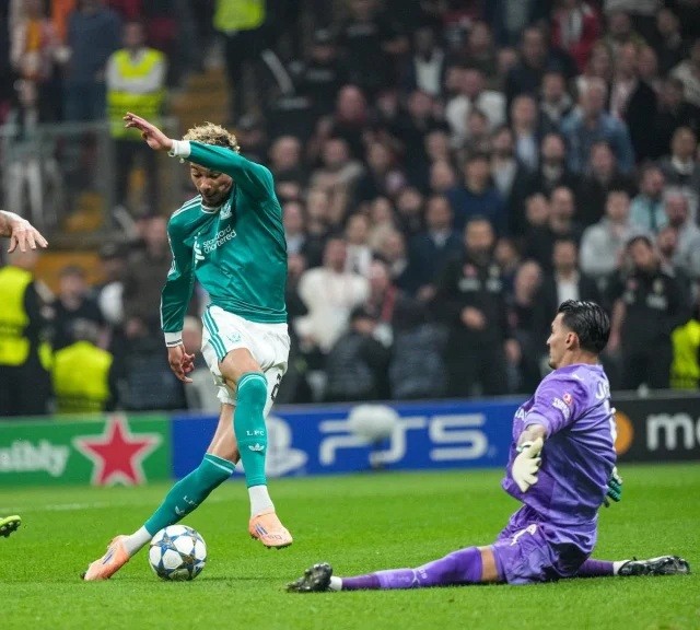  Ekitike một lần nữa không thể vượt qua Ugurcan.