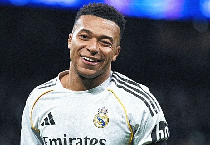 Mbappe trong màu áo Real.