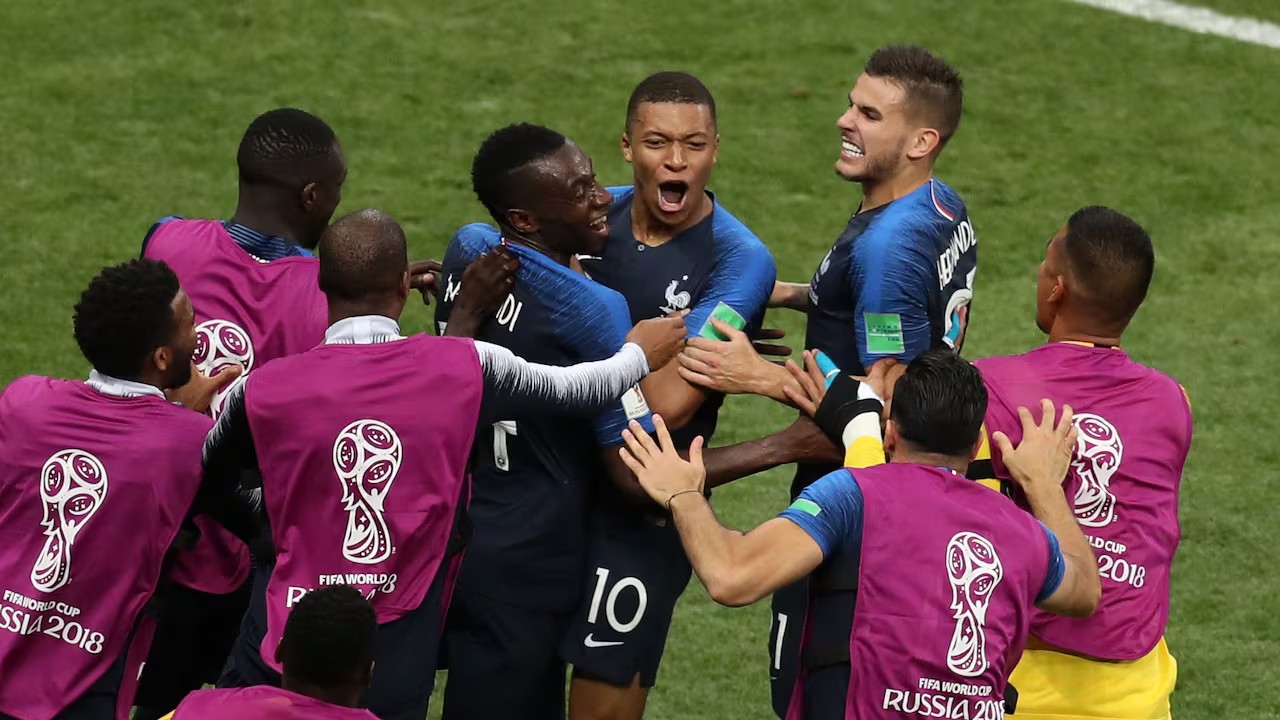 Pele gọi Mbappe là hiện tượng.