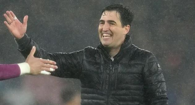 Oliver Glasner lọt vào tầm ngắm MU.