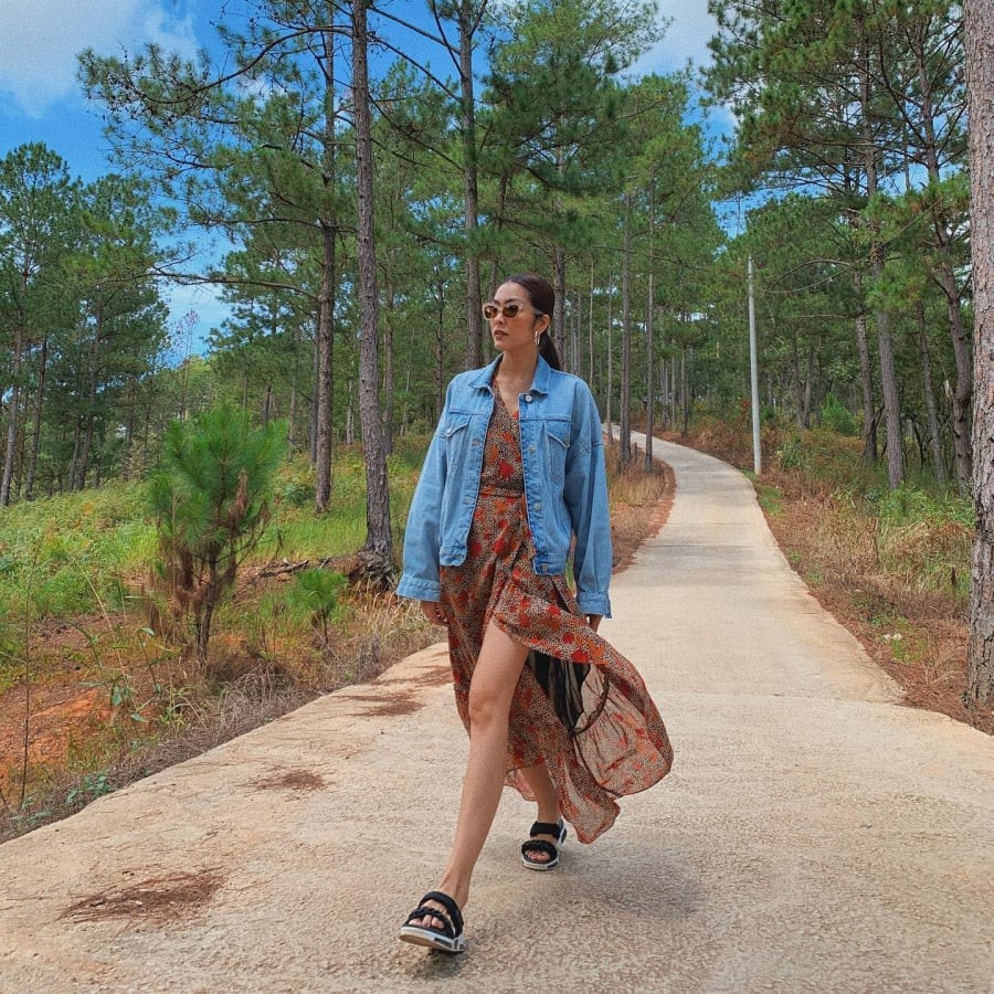 Những gam màu xanh cổ điển hoặc xanh nhạt, ít chi tiết rách hay xử lý wash đậm thường mang lại cảm giác tinh tế và dễ ứng dụng lâu dài.