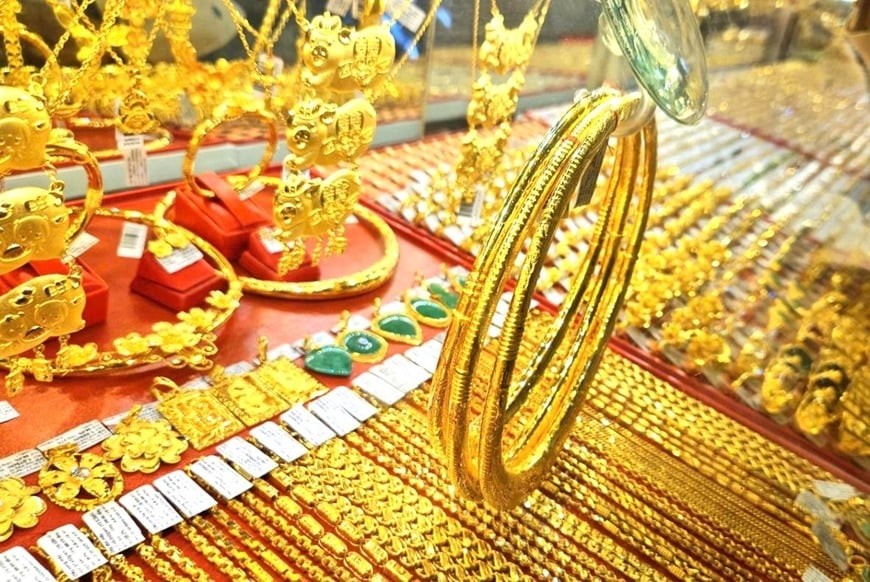Tương tự, Tập đoàn DOJI cũng niêm yết giá vàng ở mức 183,1 – 186,1 triệu đồng/lượng, tăng 600.000 đồng/lượng so với thời điểm mở cửa phiên 10/3.

