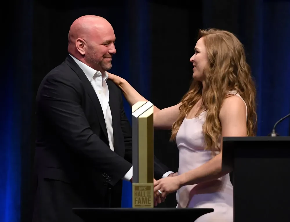 Chủ tịch UFC Dana White và Ronda Rousey tại lễ vinh danh cô vào Đại sảnh Danh vọng UFC năm 2018