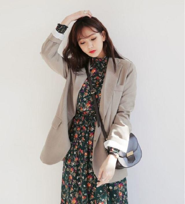 Những chi tiết nhỏ như cổ áo, dây áo hay thiết kế gấu váy đều có thể ảnh hưởng đến ấn tượng thị giác của trang phục.