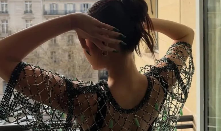 Sự tương phản giữa hai tông màu giúp diện mạo tổng thể vừa nổi bật vừa cân bằng.