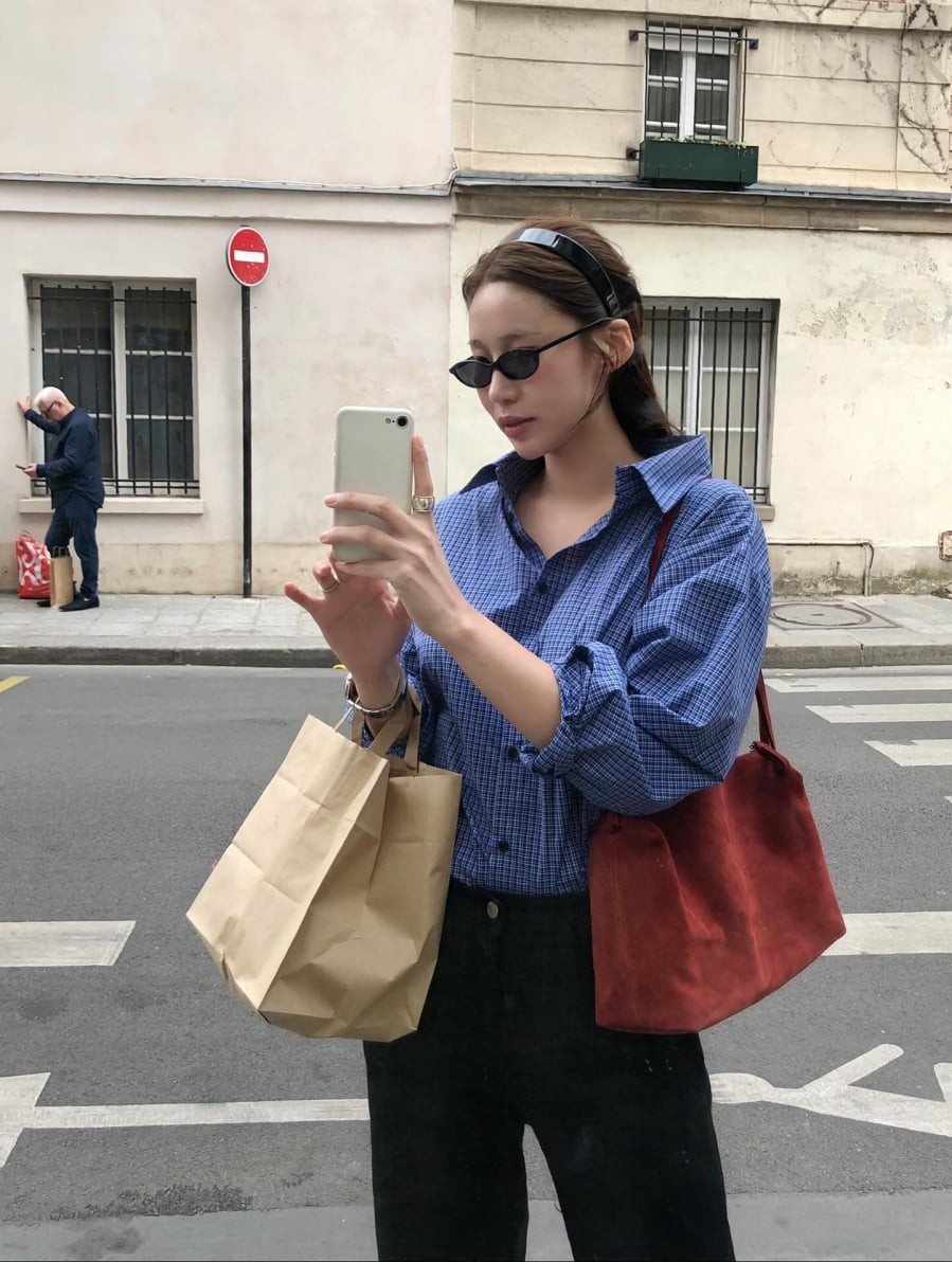  Khi xuống phố, có thể áp dụng công thức layer bằng cách mặc sơ mi kẻ bên ngoài áo hai dây hoặc áo thun ôm, phối cùng jeans cạp cao để tạo cảm giác thoải mái và năng động.