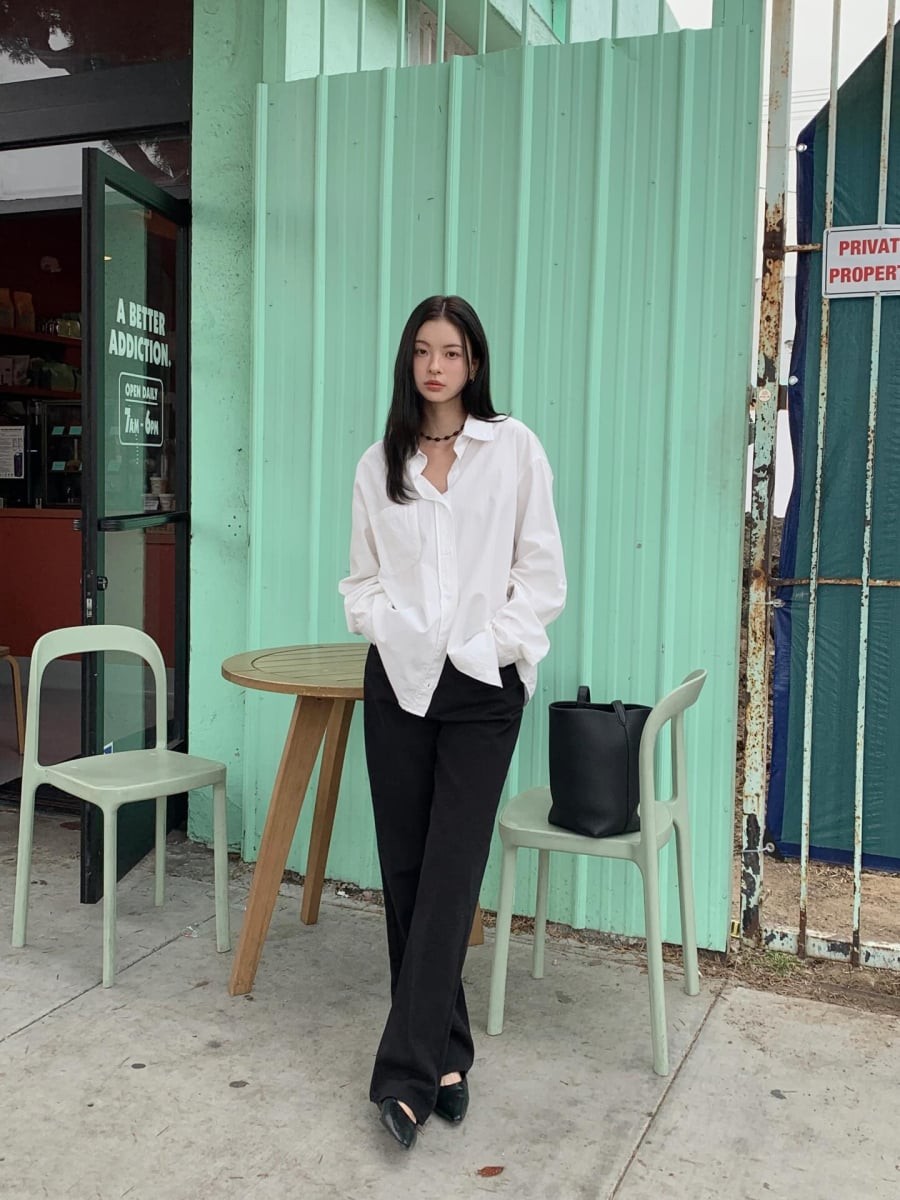 Mùa xuân hè năm nay, thiết kế này được điều chỉnh theo hướng hiện đại hơn với phom rộng, tay phồng nhẹ hoặc chất liệu mỏng, có độ rũ. 