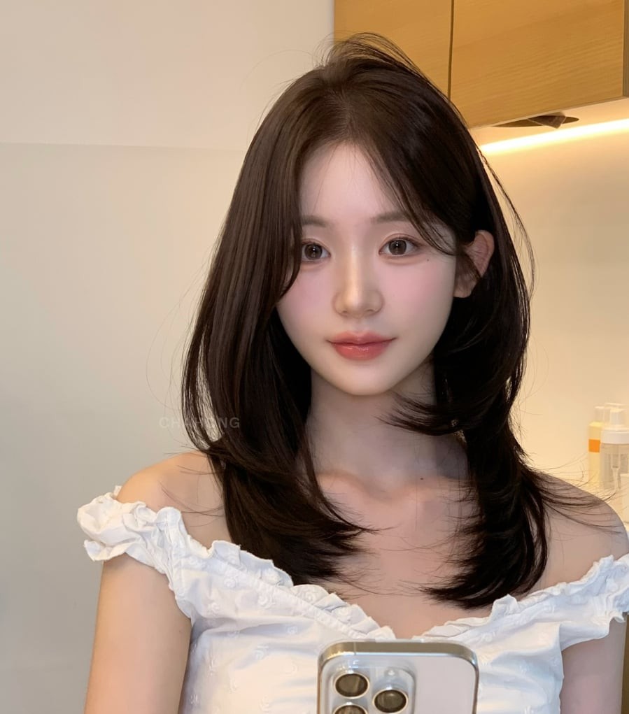 Trong số các kiểu tóc ngang vai, tóc đuôi cụp luôn được xem là lựa chọn đơn giản nhưng hiệu quả.
