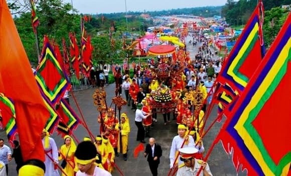 Trước thông tin lan truyền trên mạng xã hội về khả năng hoán đổi lịch làm việc để tạo kỳ nghỉ kéo dài 9 ngày, đại diện Cục Việc làm (Bộ Nội vụ) cho biết lịch nghỉ lễ Giỗ Tổ Hùng Vương và 30/4 – 1/5 vẫn thực hiện theo quy định của Bộ luật Lao động hiện hành và chưa có đề xuất điều chỉnh.

