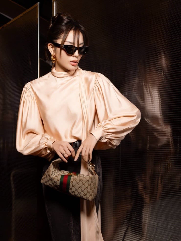 Khi kết hợp với những item tối giản, trang phục bất đối xứng trở nên hài hòa, vừa cá tính vừa không gây cảm giác phô trương.