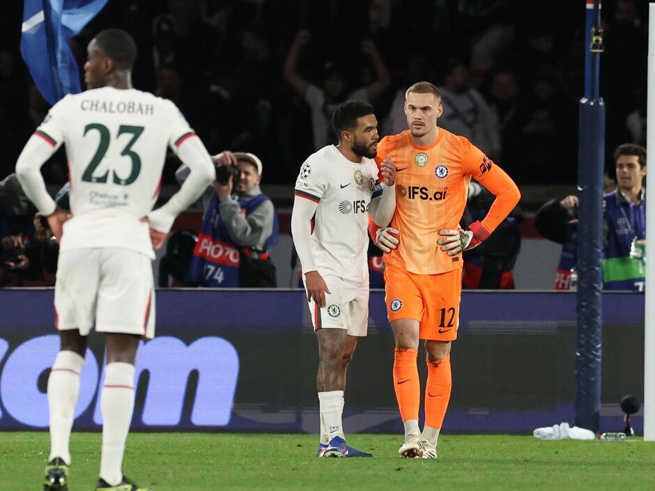 Trevoh Chalobah (5,3): Có một vài pha can thiệp quan trọng trong vòng cấm đội nhà, nhưng bị kéo lệch khỏi vị trí trong tình huống dàn xếp dẫn đến cú dứt điểm của Dembele.