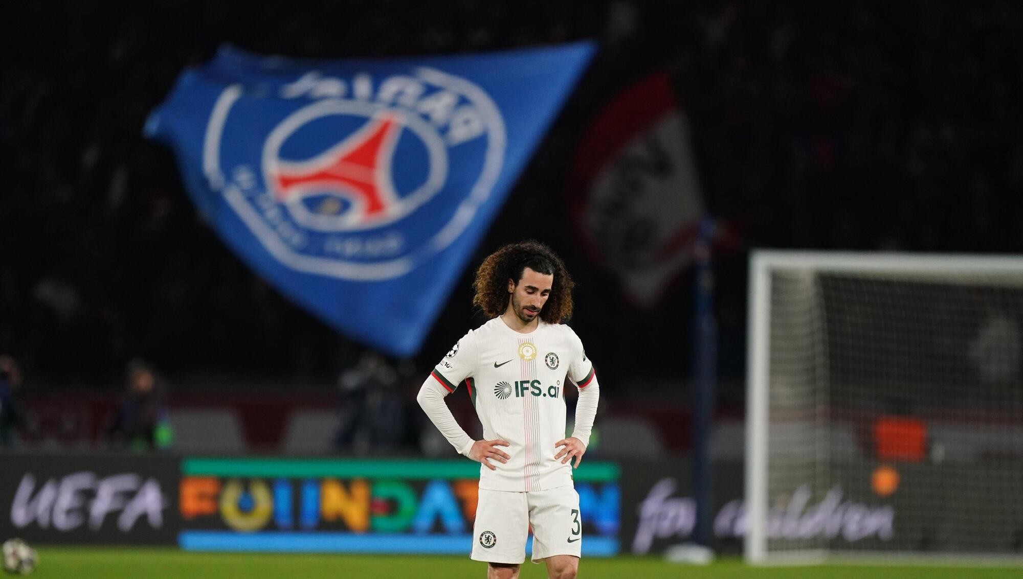 Marc Cucurella (5,2): Xử lý mối đe dọa từ Doue nhưng không thể ngăn kết quả thảm hoạ cho đội khách.