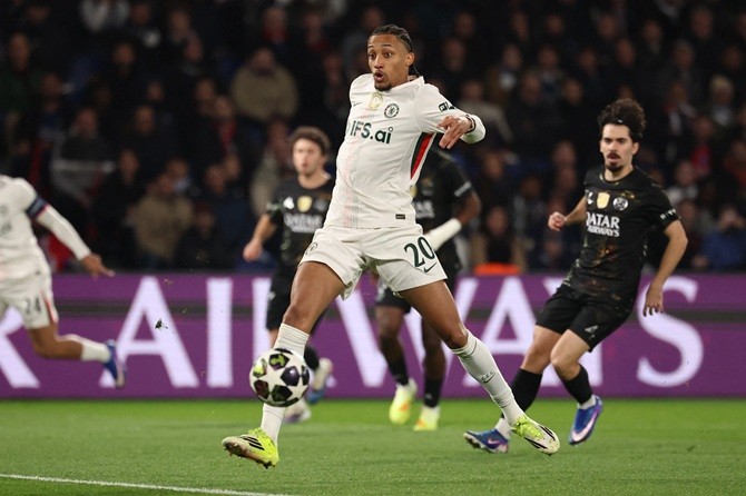 Joao Pedro (6): Thi đấu không biết mệt mỏi trên hàng công trong nỗ lực làm tường và giữ bóng, nhưng phần lớn thời gian đều rơi vào thế bị đối phương áp đảo quân số.