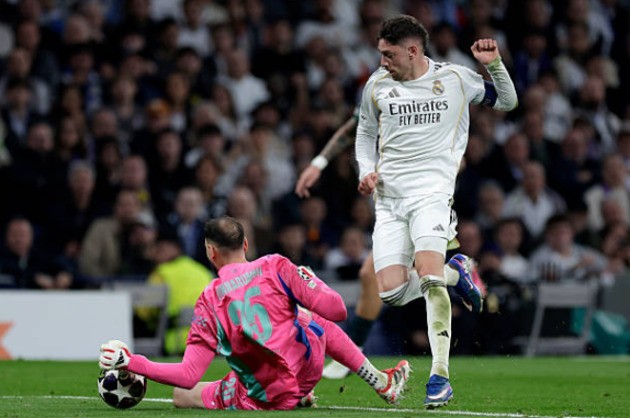 Gianluigi Donnarumma (6.3): Có pha cứu thua xuất sắc đầu trận trước Diaz nhưng bất lực trước cú hat-trick của Valverde. Những bàn thua đến quá dễ dàng cho thấy sự thiếu kết nối giữa anh và các hậu vệ phía trên.