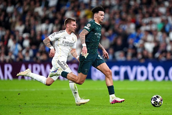 Nico O'Reilly (5.6): Bị Valverde áp đảo hoàn toàn trong hai bàn thua đầu tiên. Dù nỗ lực tham gia tấn công nhưng kỹ năng phòng ngự của cầu thủ trẻ này bộc lộ nhiều lỗ hổng lớn sau khi được đẩy lên đá cao gần đây.