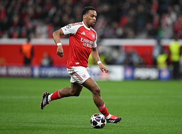 Jurrien Timber - 6.7 điểm: Thường xuyên có những pha bứt tốc dâng cao bên cánh phải và tung ra một quả tạt chất lượng, tạo cơ hội cho Martinelli dứt điểm dội xà. Thi đấu năng nổ khi tham gia tấn công nhưng lại bỏ lỡ một cơ hội khó tin với cú đánh đầu vọt xà.