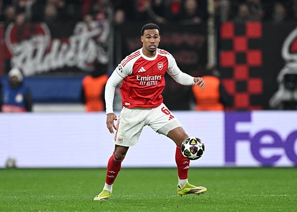 Gabriel Magalhaes - 6.7 điểm: Khởi đầu có phần chật vật khi theo kèm Kofane nhưng nhanh chóng lấy lại sự tập trung. Ghi dấu ấn với tình huống dũng cảm dùng mặt cản phá cú sút từ Quansah, chơi vô cùng chắc chắn trong hiệp 2 để bảo vệ khu vực cấm địa.