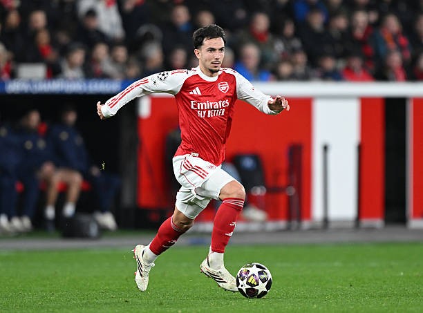 Martin Zubimendi - 6.6 điểm: Thi đấu nỗ lực ở tuyến giữa nhưng không tạo ra được quá nhiều tầm ảnh hưởng lẫn sự đột biến lên thế trận. Điểm nhấn là một tình huống đánh gót điệu nghệ mở ra cơ hội cho Timber. Anh cũng phải nhận 1 thẻ vàng sau pha xoạc bóng cao chân với Palacios.