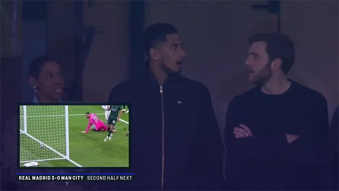  Bellingham kinh ngạc trước pha lập công xuất sắc của đồng đội.