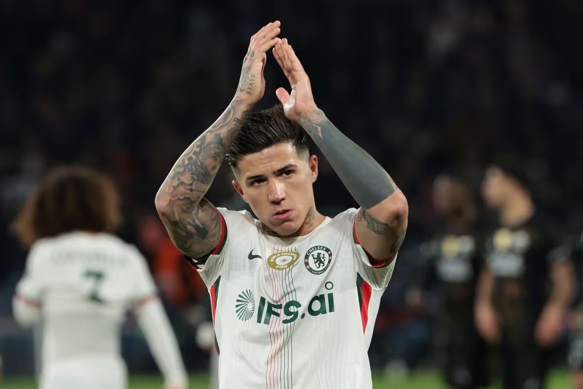 Enzo Fernandez cảm ơn cổ động viên Chelsea sau thất bại trước PSG.