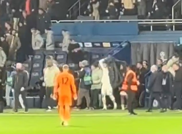 Filip Jorgensen ban đầu phớt lờ Reece James và đi thẳng vào đường hầm.