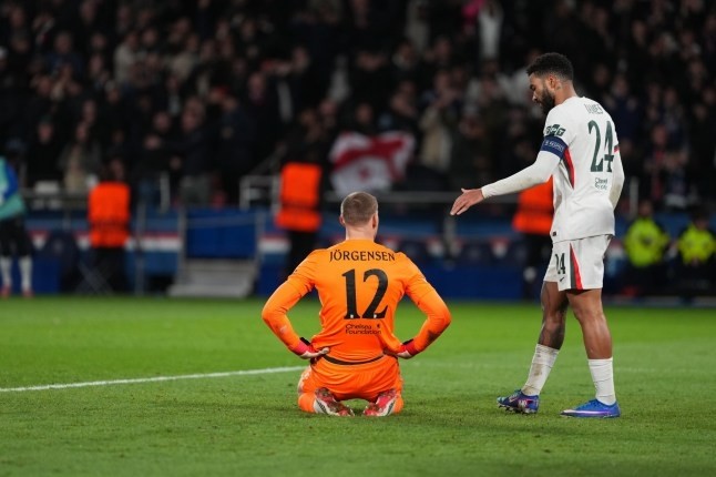 Filip Jorgensen mắc lỗi trong trận thua của Chelsea trước PSG.