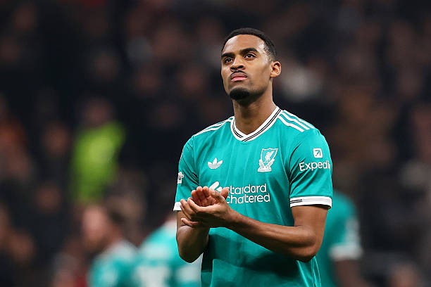 Gravenberch không phải là một tiền vệ phòng ngự thực thụ.