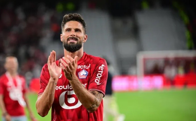 Giroud là ''hung thần'' của Villa.