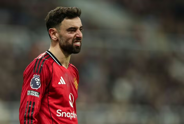 Fernandes và các đồng đội có thể không được dự Champions League mùa sau nếu kết thúc mùa giải ở vị trí thứ 5.