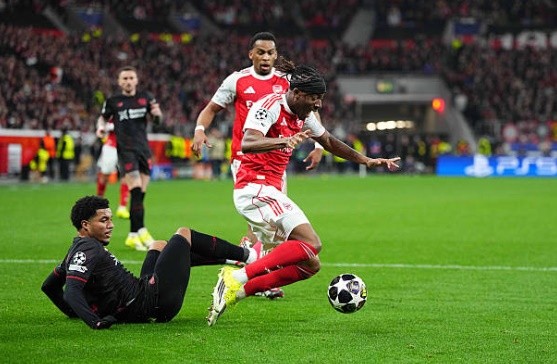 Tình huống dẫn đến quả phạt đền của Arsenal.