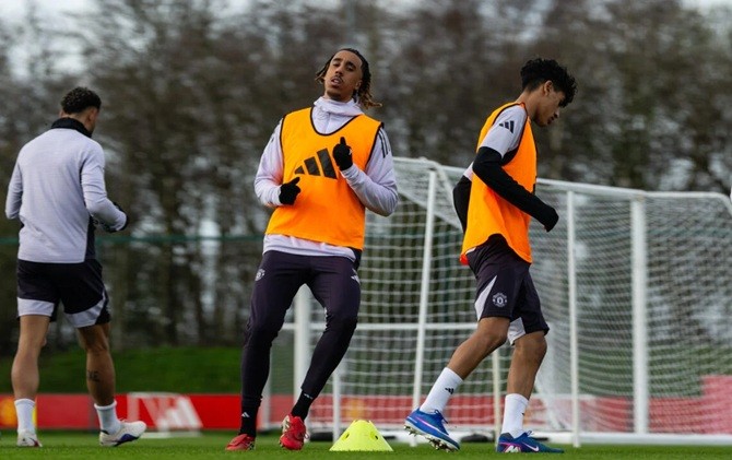 Gabriel được luyện tập cùng các đàn anh.