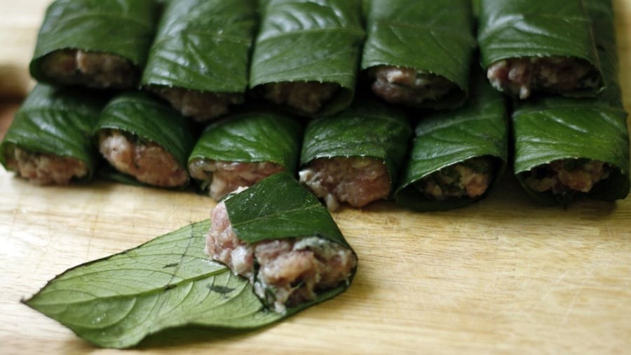 Khi gói chả, bạn nên để mặt lá xanh bóng quay ra ngoài cho từng cuốn chả được đẹp mắt.