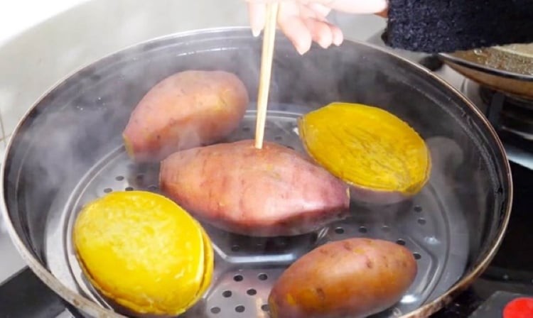 Khoai lang mật hấp cách thủy truyền thống