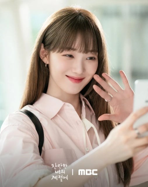 Những chiếc sơ mi làm từ lụa, cotton cao cấp hoặc satin nhẹ mang lại hiệu ứng chuyển động mềm mại, giúp trang phục trông tinh tế hơn trên màn ảnh.