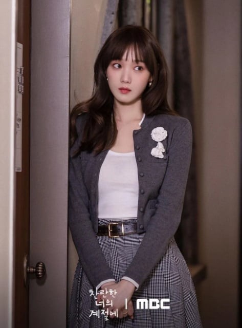 Những bản phối váy trong phim thường không quá cầu kỳ, nhưng nhờ sự cân bằng về màu sắc và phom dáng, chúng vẫn tạo được sức hút riêng.

