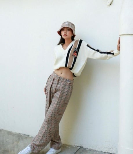 Trong những năm gần đây, các thiết kế họa tiết trở lại mạnh mẽ và trở thành nguồn cảm hứng cho nhiều xu hướng thời trang. 