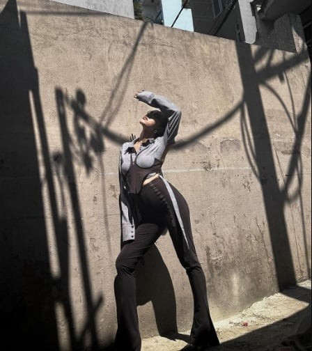 Phom quần ôm nhẹ ở phần đùi và loe dần xuống phía dưới tạo cảm giác đôi chân dài và thon hơn.