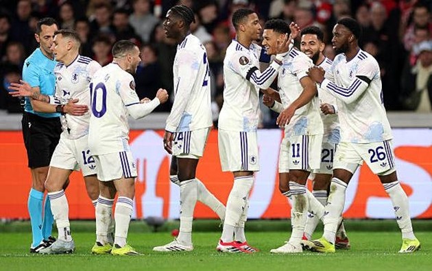 Aston Villa nắm lợi thế lớn tại Europa League.