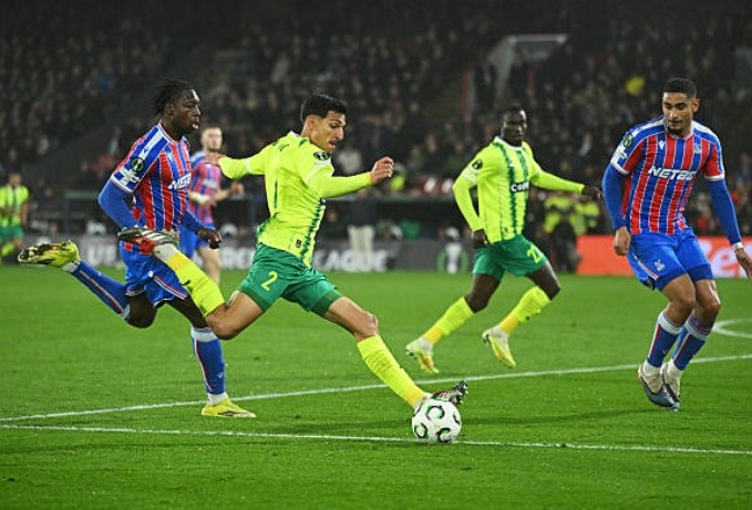 Đội khách cũng có những cơ hội cho riêng mình.