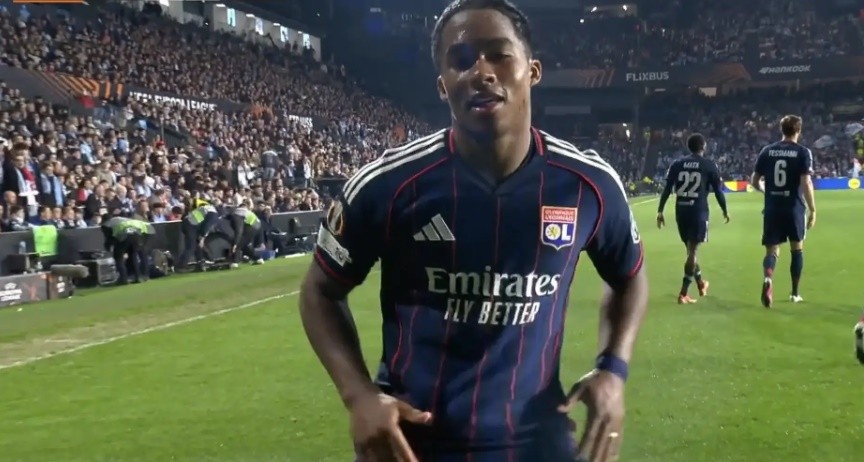 Endrick nhảy múa sau khi giúp Lyon gỡ hòa.