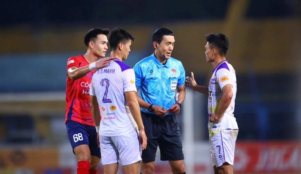 Tổ trọng tài người Hàn sẽ điều khiển trận cầu tâm điểm của V-League.