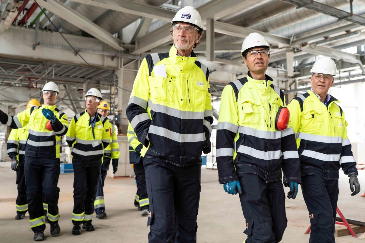 Ratcliffe bơm tiền nhưng nợ chưa giảm.