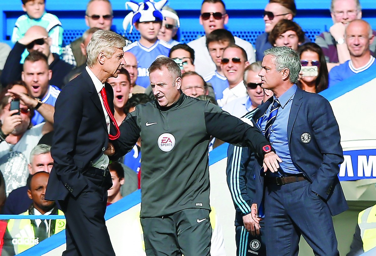 Wenger, Mourinho và nỗi sợ phút bù giờ.