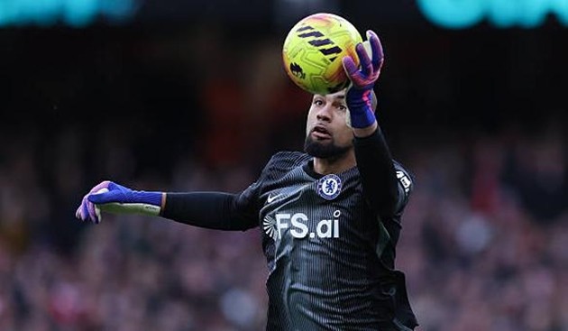 Việc cất Robert Sanchez khiến Liam Rosenior bị đặt nhiều dấu hỏi.