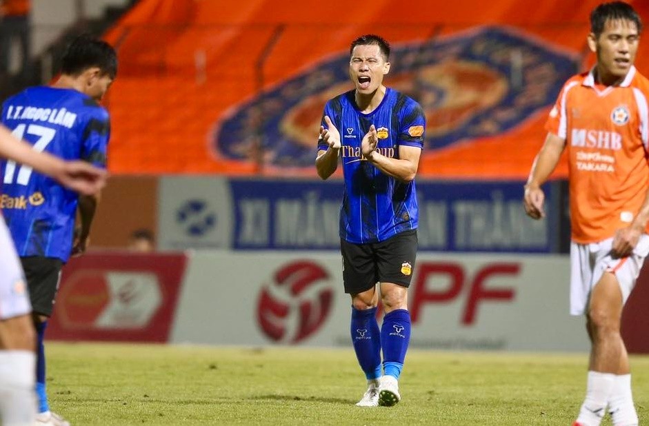 Các cầu thủ HAGL động viên nhau sau khi để đối thủ xuyên thủng mành lưới.