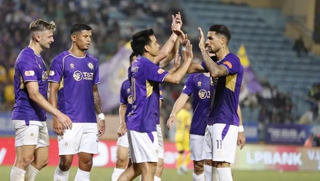 Hoàng Hên và toàn đội thắng đậm trên sân nhà.