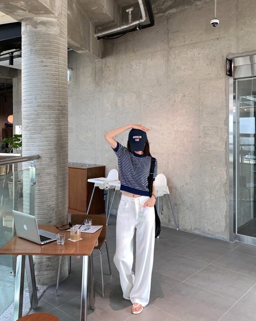 Phom dáng suông hoặc hơi rộng còn mang lại sự thoải mái khi di chuyển, đồng thời cân bằng tỷ lệ cơ thể hiệu quả.