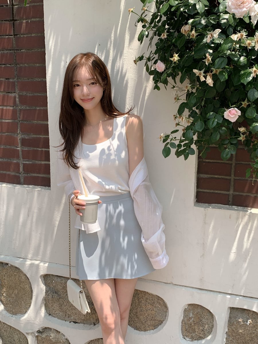 Trong trang phục cuối tuần, áo croptop sáng màu kết hợp chân váy pastel đem lại vẻ ngoài năng động, phù hợp cho những buổi gặp gỡ bạn bè.