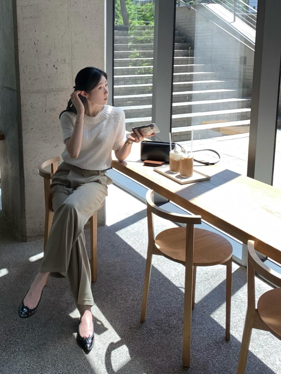 Quần màu be, đặc biệt là thiết kế tailored hoặc ống rộng nhẹ, giúp tạo hiệu ứng kéo dài đôi chân và làm tổng thể trông thanh thoát.